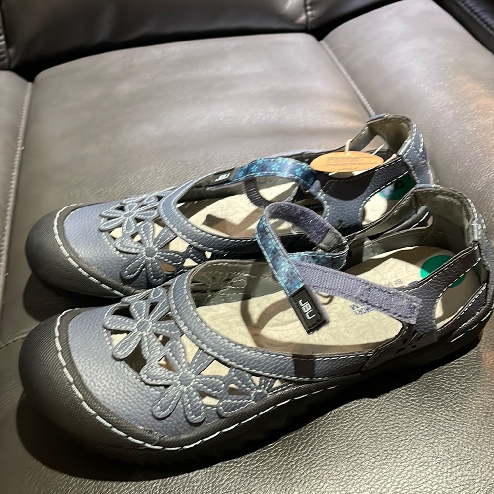 NEW WITH TAG Size 8 JBU sandals with floral details navy blue